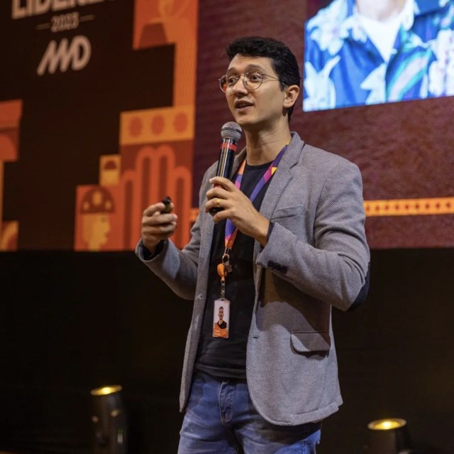 César França palestrando em um palco
